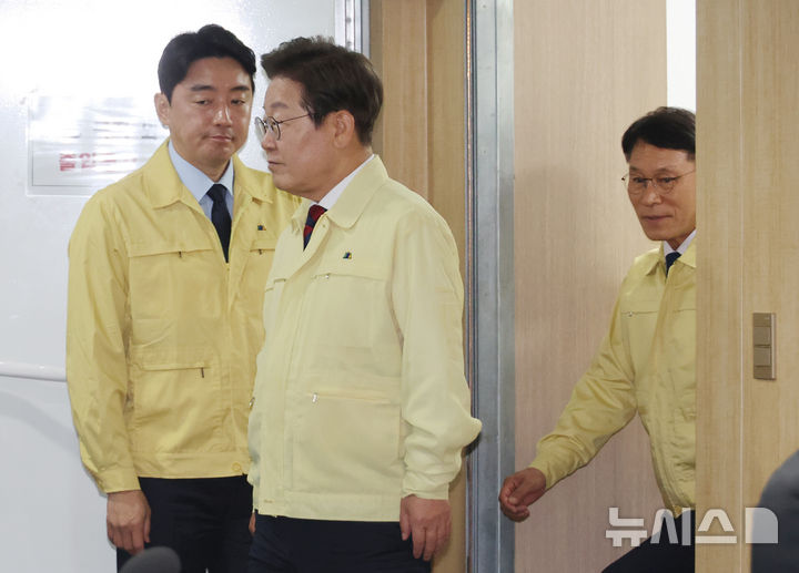 [서울=뉴시스] 고범준 기자 = 이재명 대통령이 5일 서울 용산구 대통령실 청사에서 열린 안전치안점검회의에 입장하고 있다. (대통령실통신사진기자단) 2025.06.05. bjko@newsis.com