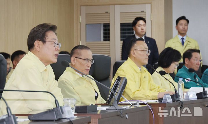 [서울=뉴시스] 고범준 기자 = 이재명 대통령이 5일 서울 용산구 대통령실 청사에서 열린 안전치안점검회의에서 발언하고 있다. (대통령실통신사진기자단) 2025.06.05. bjko@newsis.com