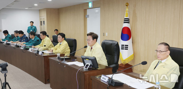 [서울=뉴시스] 고범준 기자 = 이재명 대통령이 5일 서울 용산구 대통령실 청사에서 열린 안전치안점검회의에서 발언하고 있다. (대통령실통신사진기자단) 2025.06.05. bjko@newsis.com