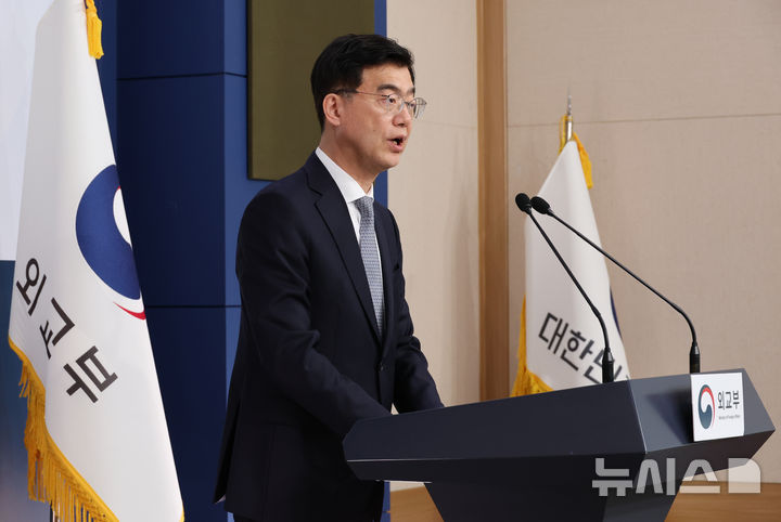[서울=뉴시스] 김명원 기자 = 이재웅 외교부 대변인이 5일 서울 종로구 정부서울청사 별관에서 현안 관련 정례브리핑을 하고 있다. 2025.06.05. kmx1105@newsis.com
