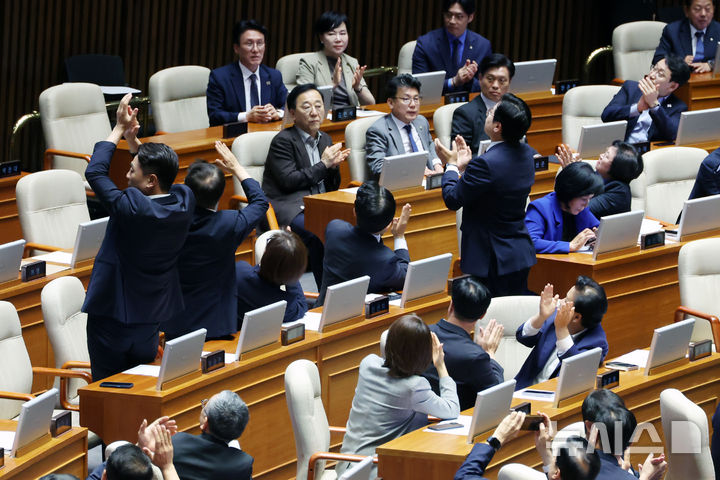 [서울=뉴시스] 조성우 기자 = 박찬대 더불어민주당 당대표 직무대행 겸 원내대표 등 의원들이 5일 오후 서울 여의도 국회에서 열린 제426회 국회(임시회) 제1차 본회의에서 순직해병수사방해및사건은폐등의진상규명을위한특별검사의임명등에관한법률안이 통과된 후 방청석에 있던 해병대 예비역연대 회원들에게 박수를 보내고 있다. 2025.06.05. xconfind@newsis.com