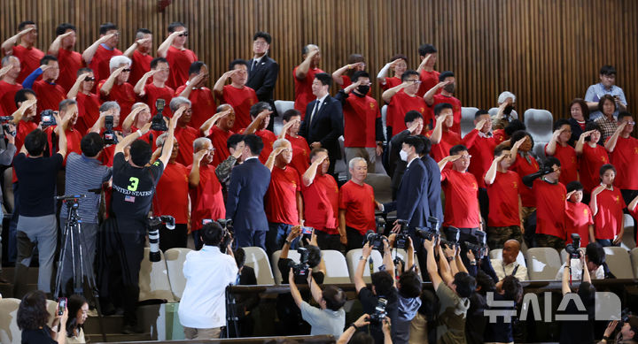 [서울=뉴시스] 조성우 기자 = 5일 오후 서울 여의도 국회에서 열린 제426회 국회(임시회) 제1차 본회의에서 순직해병수사방해및사건은폐등의진상규명을위한특별검사의임명등에관한법률안이 통과되자 해병대 예비역연대 회원들이 거수경례를 하고 있다. 2025.06.05. xconfind@newsis.com