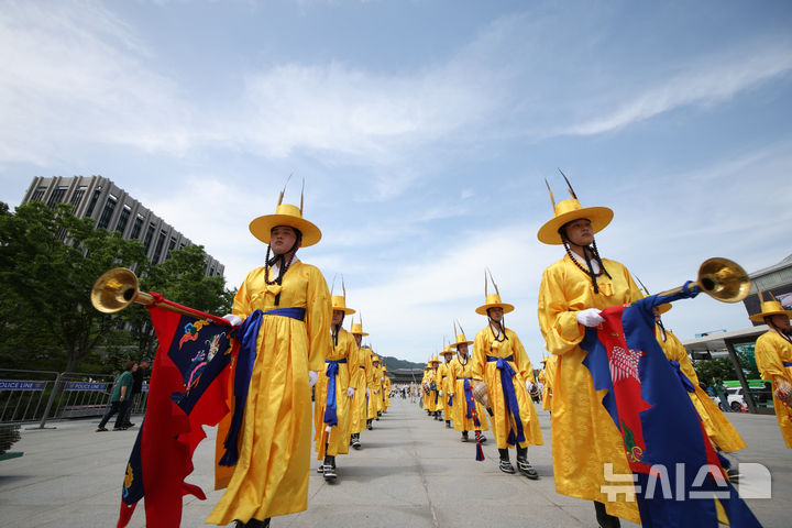 [서울=뉴시스] 김금보 기자 = 제1회 국악의날·국악주간을 맞은 5일 오후 서울 종로구 광화문광장에서 길놀이 공연이 펼쳐지고 있다. 2025.06.05. kgb@newsis.com