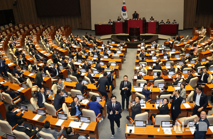 [서울=뉴시스] 권창회 기자 = 5일 서울 여의도 국회에서 열린 제426회 국회(임시회) 제1차 본회의에서 채해병 특검법이 통과되자 민주당 의원들이 해병대예비역연대를 향해 박수치고 있다. 2025.06.05. kch0523@newsis.com