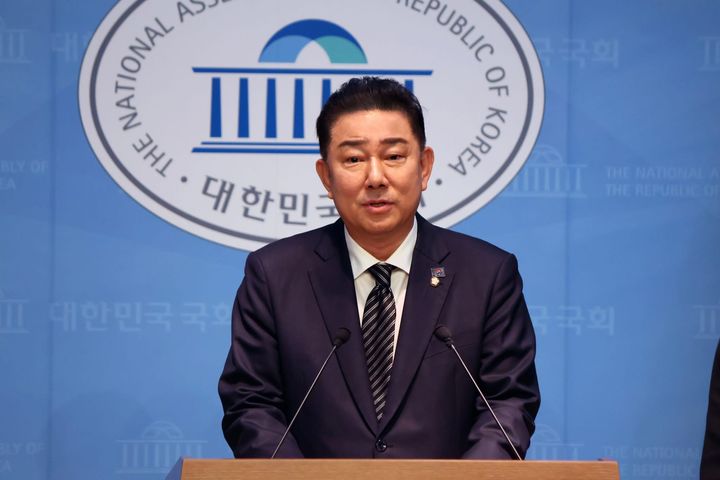 [서울=뉴시스] 조성봉 기자= 김병기 더불어민주당 의원이 5일 서울 여의도 국회 소통관에서 원내대표 출마를 선언하고 있다.(사진=김병기 의원실 제공) 2025.06.05. photo@newsis.com *재판매 및 DB 금지