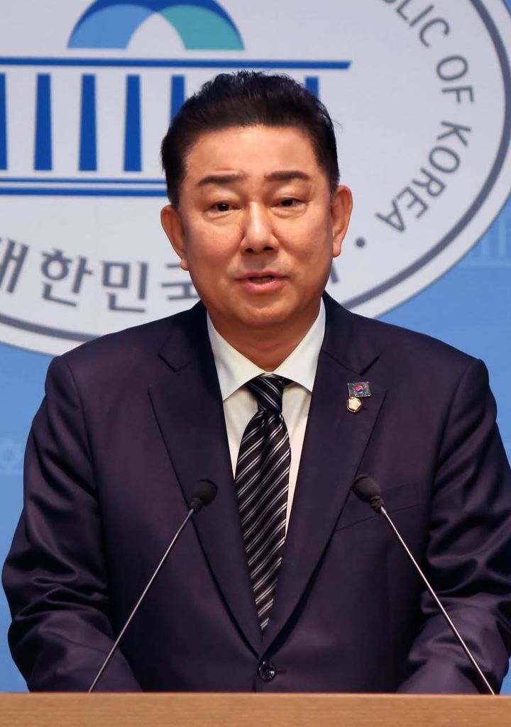 [서울=뉴시스] 조성봉 기자= 김병기  더불어민주당 의원이 5일 서울 여의도 국회 소통관에서 원내대표 출마를 선언하고 있다.(사진=김병기 의원실 제공) 2025.06.05. photo@newsis.com *재판매 및 DB 금지
