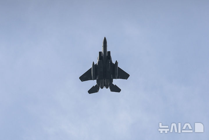 [서울=뉴시스] 정병혁 기자 = 5일 서울 송파구 잠실야구장 상공에 공군 F-15K가 현충일 행사 관련 연습비행을 하고 있다. 2025.06.05. jhope@newsis.com