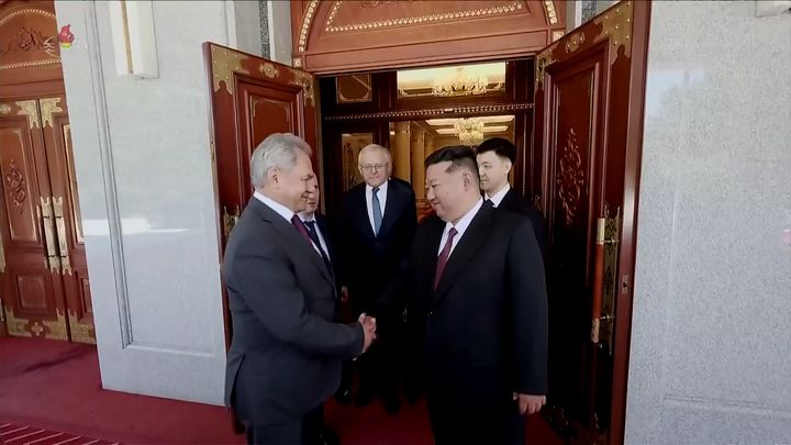 [서울=뉴시스] 김정은 북한 국무위원장이 지난 4일 당 중앙위원회 본부청사에서 푸틴 러시아 대통령의 위임에 따라 러시아 안전이사회대표단을 이끌고 방북한 세르게이 쇼이구 러시아 안전이사회 서기장을 접견했다고 조선중앙TV가 5일 보도했다. (사진=조선중앙TV 캡쳐) 2025.06.04. photo@newsis.com *재판매 및 DB 금지