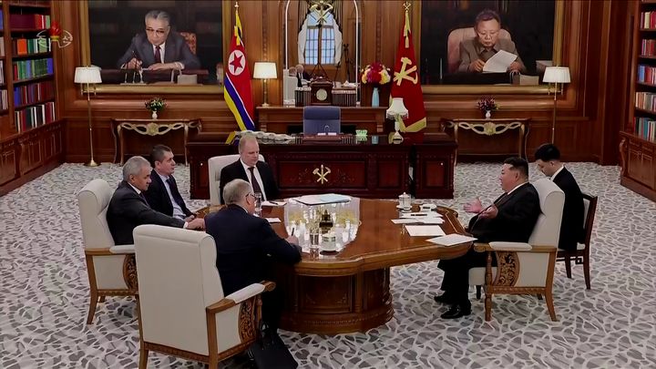 [서울=뉴시스] 김정은 북한 국무위원장이 지난 4일 당 중앙위원회 본부청사에서 푸틴 러시아 대통령의 위임에 따라 러시아 안전이사회대표단을 이끌고 방북한 세르게이 쇼이구 러시아 안전이사회 서기장을 접견하고 있다. (사진=조선중앙TV 캡쳐) 2025.06.17. photo@newsis.com *재판매 및 DB 금지