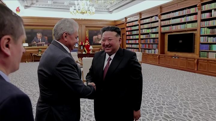 [서울=뉴시스] 김정은 북한 국무위원장이 지난 4일 당 중앙위원회 본부청사에서 푸틴 러시아 대통령의 위임에 따라 러시아 안전이사회대표단을 이끌고 방북한 세르게이 쇼이구 러시아 안전이사회 서기장을 접견했다고 조선중앙TV가 5일 보도했다. (사진=조선중앙TV 캡쳐) 2025.06.10. photo@newsis.com *재판매 및 DB 금지