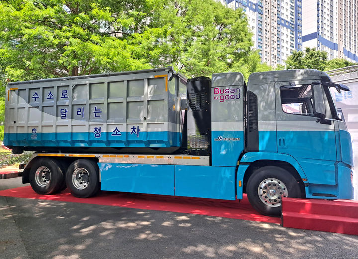 [서울=뉴시스] 황준선 기자 = 5일 부산시청에서 열린 부산시 수소청소차 도입 시민공개행사에서 수소 청소차가 공개되고 있다. (사진=현대차·기아 제공) 2025.06.05. photo@newsis.com *재판매 및 DB 금지