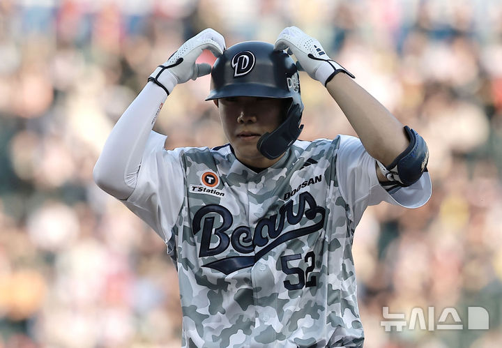 [서울=뉴시스] 정병혁 기자 = 5일 서울 송파구 잠실야구장에서 열린 2025 KBO리그 KIA 타이거즈와 두산 베어스의 경기, 2회말 2사 주자없는 상황 두산 박준순이 안타를 친 뒤 베이스를 밟고 있다. 2025.06.05. jhope@newsis.com