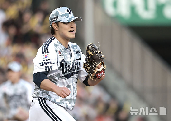 [서울=뉴시스] 정병혁 기자 = 5일 서울 송파구 잠실야구장에서 열린 2025 KBO리그 KIA 타이거즈와 두산 베어스의 경기, 4회초 2사 1, 3루 상황 KIA 김석환을 잡아낸 두산 선발 최원준이 기뻐하고 있다. 2025.06.05. jhope@newsis.com