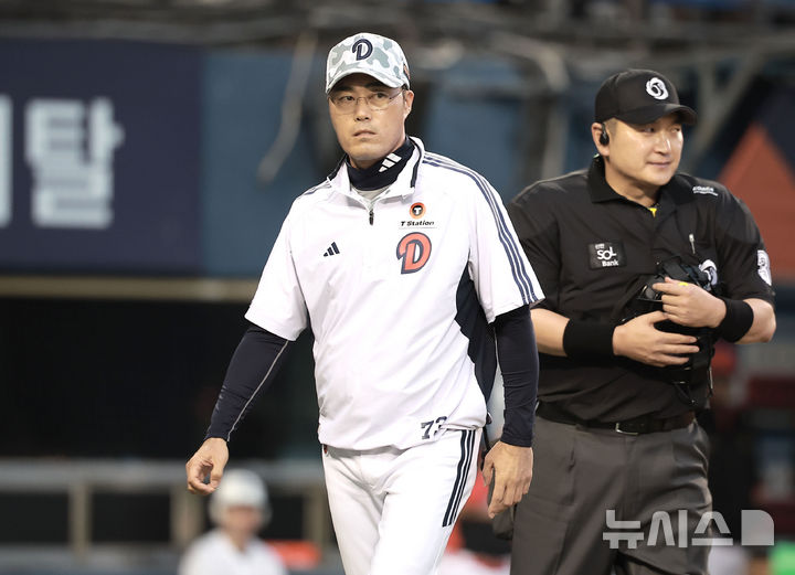 [서울=뉴시스] 정병혁 기자 = 지난달 5일 서울 송파구 잠실야구장에서 열린 2025 KBO리그 KIA 타이거즈와 두산 베어스의 경기, 4회말 1사 2, 3루 상황 두산 김인태 체크 스윙 때 조성환 감독대행이 판정에 어필하고 있다. 2025.06.05. jhope@newsis.com