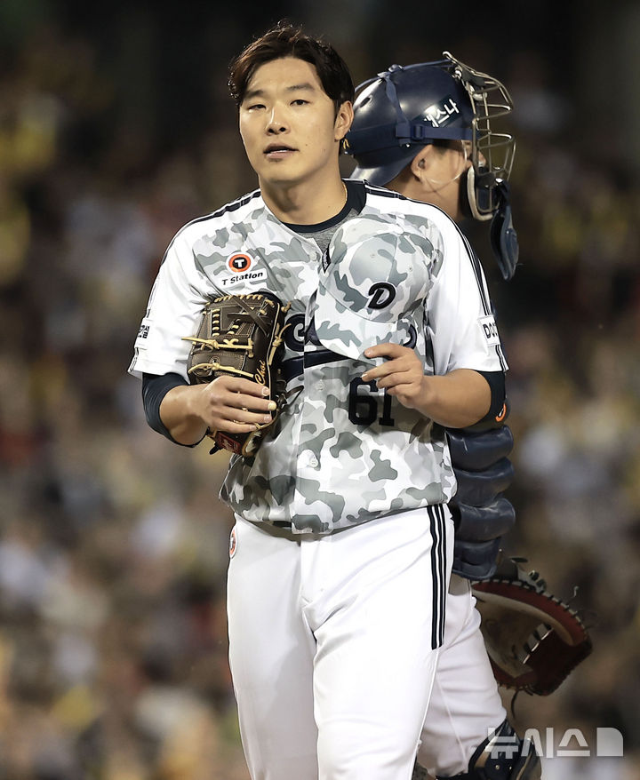 [서울=뉴시스] 정병혁 기자 = 5일 서울 송파구 잠실야구장에서 열린 2025 KBO리그 KIA 타이거즈와 두산 베어스의 경기, 6회초 1사 1루 상황 KIA 김석환 타석 때 두산 선발 최원준이 교체되고 있다. 2025.06.05. jhope@newsis.com