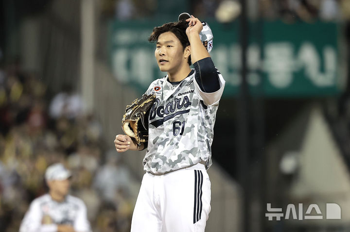 [서울=뉴시스] 정병혁 기자 = 5일 서울 송파구 잠실야구장에서 열린 2025 KBO리그 KIA 타이거즈와 두산 베어스의 경기, 6회초 1사 1루 상황 KIA 김석환 타석 때 두산 선발 최원준이 교체되고 있다. 2025.06.05. jhope@newsis.com