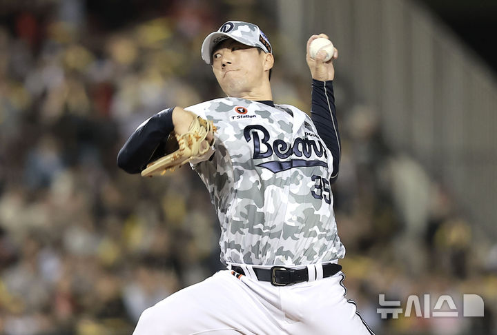 [서울=뉴시스] 정병혁 기자 = 5일 서울 송파구 잠실야구장에서 열린 2025 KBO리그 KIA 타이거즈와 두산 베어스의 경기, 두산 고효준이 역투하고 있다. 2025.06.05. jhope@newsis.com