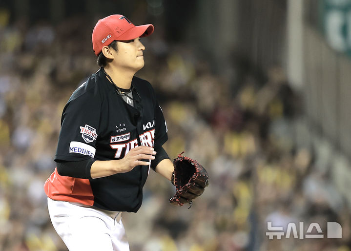 [서울=뉴시스] 정병혁 기자 = 5일 서울 송파구 잠실야구장에서 열린 2025 KBO리그 KIA 타이거즈와 두산 베어스의 경기, 7회말 2사 주자없는 상황 두산 여동건을 삼진으로 잡아낸 KIA 선발 김도현이 기뻐하고 있다. 2025.06.05. jhope@newsis.com
