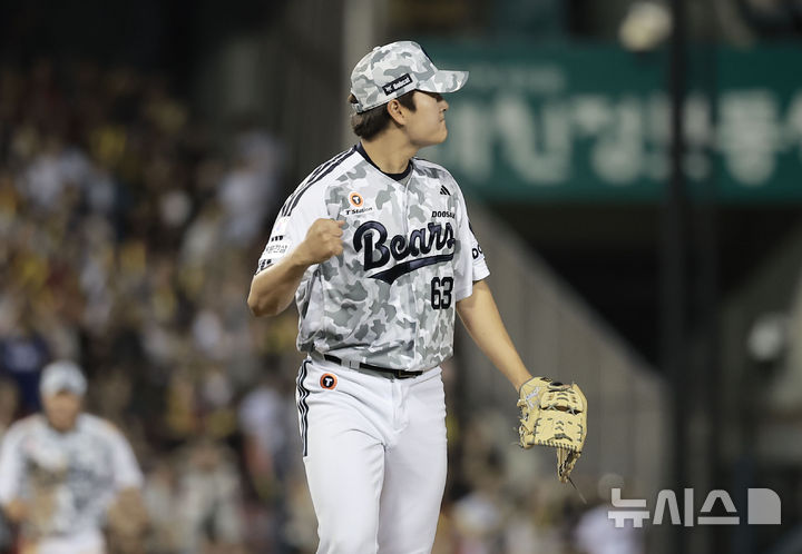 [서울=뉴시스] 정병혁 기자 = 5일 서울 송파구 잠실야구장에서 열린 2025 KBO리그 KIA 타이거즈와 두산 베어스의 경기, 10회초 2사 1, 3루 상황 KIA 위즈덤을 삼진으로 잡아낸 두산 투수 김택연이 기뻐하고 있다. 2025.06.05. jhope@newsis.com