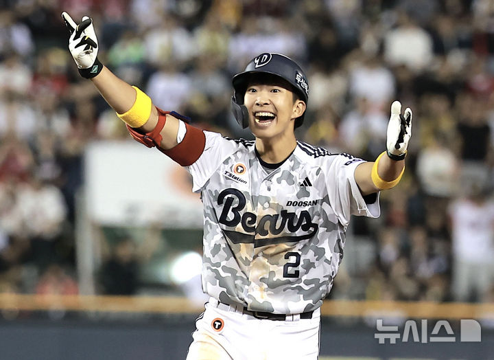 [서울=뉴시스] 정병혁 기자 = 5일 서울 송파구 잠실야구장에서 열린 2025 KBO리그 KIA 타이거즈와 두산 베어스의 경기, 10회말 2사 1, 2루 상황 두산 김민석이 끝내기 적시타를 날린 뒤 기뻐하고 있다. 2025.06.05. jhope@newsis.com