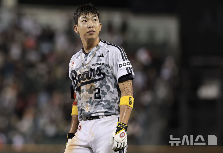 [서울=뉴시스] 정병혁 기자 = 5일 서울 송파구 잠실야구장에서 열린 2025 KBO리그 KIA 타이거즈와 두산 베어스의 경기, 2-1로 승리한 김민석이 기뻐하고 있다. 2025.06.05. jhope@newsis.com