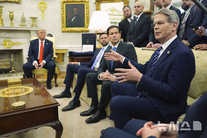 [워싱턴=AP/뉴시스]지난달 5일 미국 워싱턴DC 백악관 집무실에서 스콧 베선트(오른쪽) 재무장관이 발언하는 모습을 도널드 트럼프 대통령과 참모들이 지켜보고 있다. 2025.07.09.