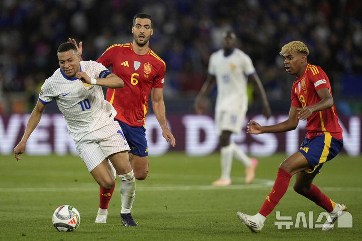 [슈투트가르트=AP/뉴시스] 2024~2025시즌 유럽축구연맹(UEFA) 네이션스리그(UNL) 4강에서 맞붙은 프랑스의 킬리안 음바페와 스페인의 라민 야말. 2025.06.05.