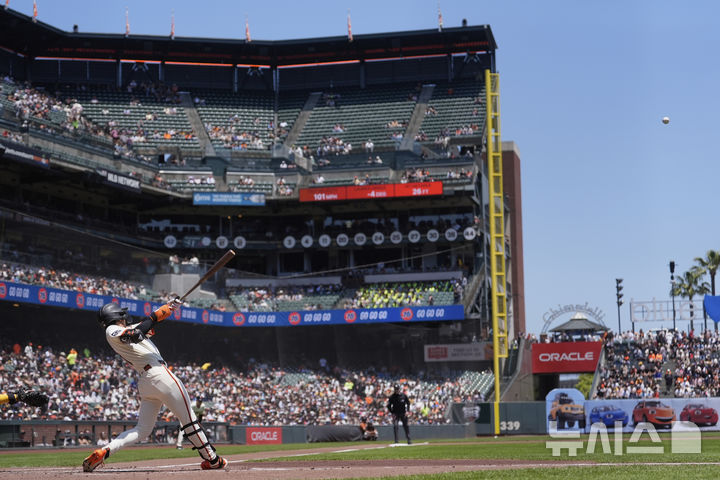 [샌프란시스코=AP/뉴시스] 미국 메이저리그 샌프란시스코 자이언츠의 이정후가 6일(한국 시간) 미 캘리포니아주 샌프란시스코 오라클 파크에서 열린 2025 메이저리그 샌디에이고 파드리스와의 경기 1회말 인정 2루타를 치고 있다. 2025.06.06.