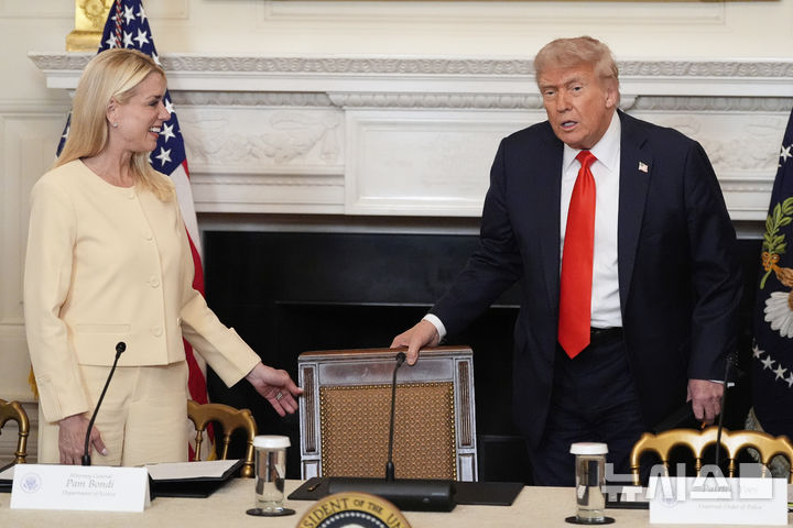 [워싱턴=AP/뉴시스] 팸 본디 미 법무장관이 지난달 5일(현지시각) 백악관에서 열린 만찬 행사에 참석하고 있다. 2025.07.24.