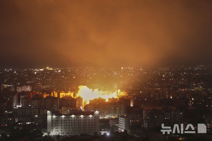 [베이루트=AP/뉴시스]5일(현지 시간) 레바논 베이루트 외곽 다히야 지역에 이스라엘의 공습으로 불꽃이 치솟고 있다. 2025.06.06.