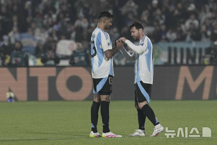 [산티아고=AP/뉴시스] 아르헨티나 축구 국가대표 크리스티안 로메로(왼쪽), 리오넬 메시. 2025.06.05.