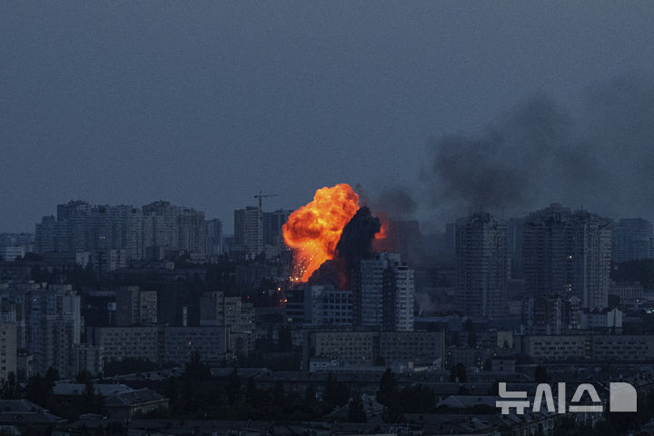 [키이우=AP/뉴시스]우크라이나의 전략폭격기 파괴에 대한 보복으로 러시아가 지난 6일(현지시각) 우크라이나 수도 키이우를 대규모 공습했다. 2025.6.10.