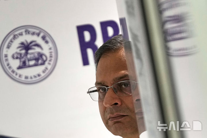 [뭄바이=AP/뉴시스] 산제이 말호트라 인도중앙은행(RBI) 총재가 6일(현지시간) 뭄바이 RBI 본부에서 기자회견장에 들어서고 있다. 2025.06.06