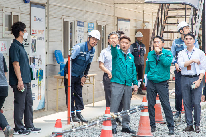 강임준 군산시장(가운데)이 재난·재해 위험지구를 점검하고 있다.(사진=군산시 제공) *재판매 및 DB 금지