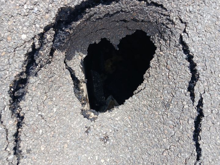 [인천=뉴시스] 5일 오후 인천 미추홀구 숭의동에서 발생한 싱크홀. (사진=인천소방본부 제공) 2025.06.06. photo@newsis.com *재판매 및 DB 금지