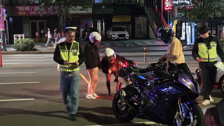 [예산=뉴시스] 충남경찰이 6일 새벽 12시께 천안 동남구 신부동 신세계백화점 앞에서 소음 측정 단속을 벌이고 있다. (사진=충남경찰청 제공) 2025.06.06. photo@newsis.com *재판매 및 DB 금지