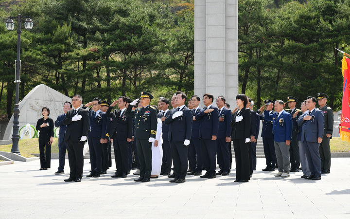 [안동=뉴시스] 6일 국립영천호국원에서 '제70회 현충일 추념식'이 진행되고 있.다. (사진=경북도 제공) 2025.06.06 photo@newsis.com *재판매 및 DB 금지