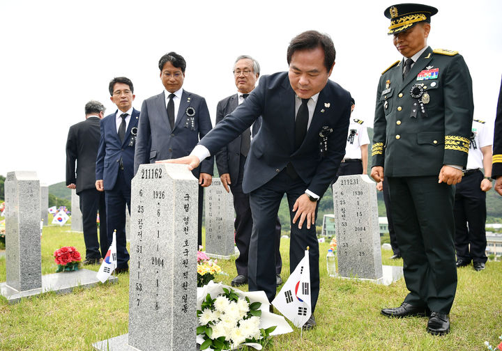 [안동=뉴시스] 김학홍 경북도 행정부지사 등 제70회 현충일 기념식 참석자들이 육군병장 강윤범 묘소를 참배하고 있다. (사진=경북도 제공) 2025.06.06 photo@newsis.com *재판매 및 DB 금지