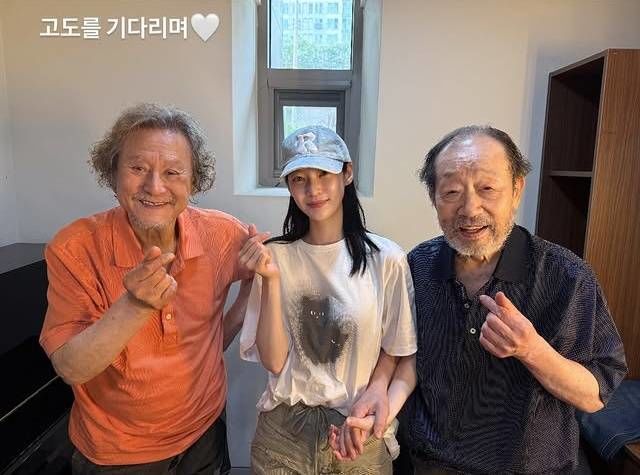 왼쪽부터 박근형, 공승연, 신구