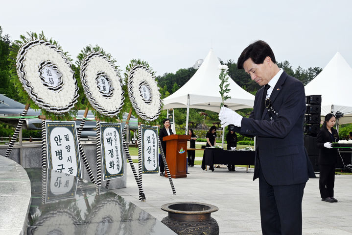 [밀양=뉴시스] 안병구 경남 밀양시장이 6일 충혼탑에서 거행된 제70회 현충일 추념식에서 헌화하고 있다. (사진=밀양시 제공) 2025.06.06. photo@newsis.com&nbsp; *재판매 및 DB 금지
