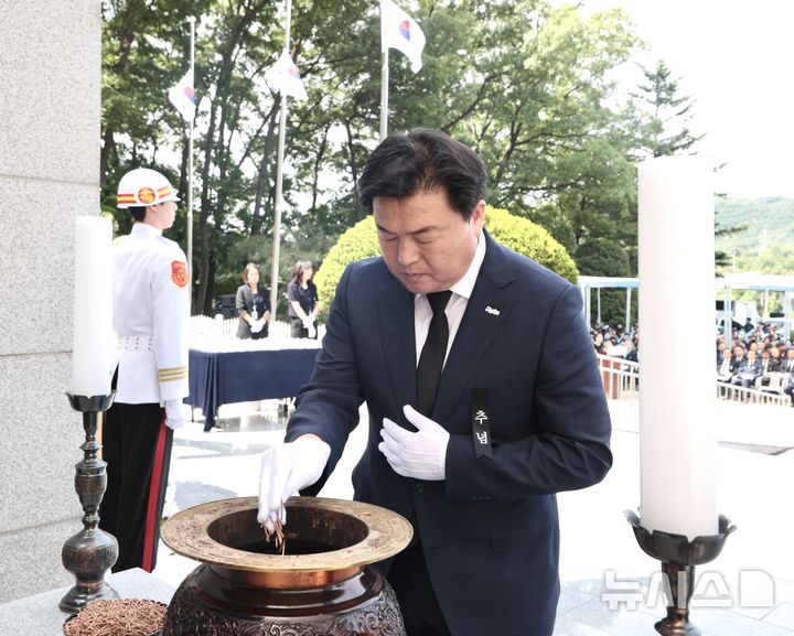 [시흥=뉴시스] 임병택 시흥시장이 관내 현충탑에서 열린 제70회 현충일 추념식에 참석해 분향하고 있다. (사진=시흥시 제공). 2025.06.06. photo@newsis.com