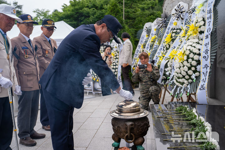 [증평=뉴시스] 충북 증평군이 6일 보건복지타운 내 충혼탑에서 70회 현충일 추념식을 진행하고 있다. (사진= 증평군 제공) 2025.06.06. photo@newsis.com *재판매 및 DB 금지