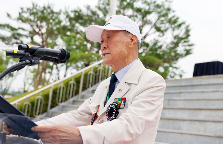 [칠곡=뉴시스] 박덕용 6.25참전유공자회 칠곡군지회장이 현충일 추념식에서 '전우에게 보내는 편지'를 낭독하고 있다. (사진=칠곡군 제공) 2025.06.06 photo@newsis.com *재판매 및 DB 금지
