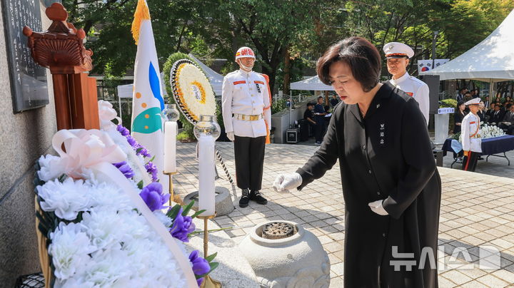 [과천=뉴시스] 과천시가 6일 제70회 현충일 추념식을 거행한 가운데 신계용 시장이 분향하고 있다. (사진=과천시 제공).2025.06.06. photo@newsis.com