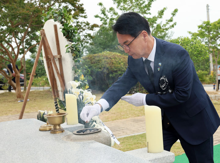 [고창=뉴시스] 6일 고창읍 덕산리 충혼탑에서 열린 고창군의 '제70회 현충일 추념식' 심덕섭 군수가 충혼탑 재단에 분향하고 있다. *재판매 및 DB 금지