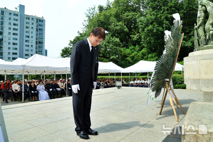 [의왕=뉴시스] 김학기 의왕시 의회 의장이 현충일 추념식에 참석해 묵념하고 있다. (사진=의왕시 의회 제공). 2025.06.06. photo@newsis.com