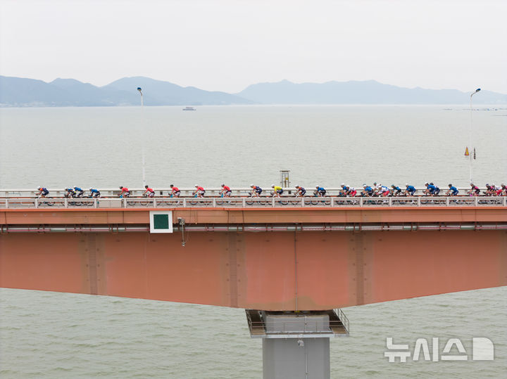 [사천=뉴시스]경남도 주최 '투르 드 경남 2025'에 참가한 선수들이 대회 3일차인 6일 사천시 구간을 질주하고 있다.(사진=경남도 제공) 2025.06.06. photo@newsis.com