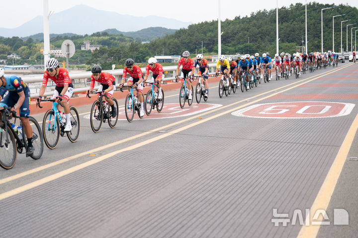 [사천=뉴시스]경남도 주최 '투르 드 경남 2025'에 참가한 선수들이 대회 3일차인 6일 사천시 구간을 질주하고 있다.(사진=경남도 제공) 2025.06.06. photo@newsis.com