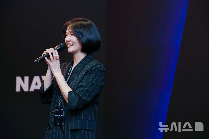 [서울=뉴시스] 네이버는 신설 투자법인 '네이버 벤처스'를 설립한다고 8일 밝혔다. 지난 5일(현지 시간) 미국 실리콘밸리에서 열린 네이버 벤처스 설립 관련 네트워킹 행사에서 최수연 대표(사진)가 환영인사를 전하고 있다. 2025.06.08. (사진=네이버 제공)