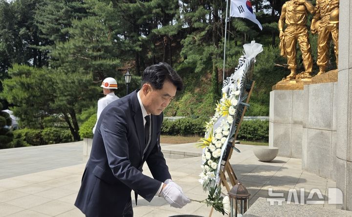 [군포=뉴시스] 군포시가 6일 제70회 현충일 추모식을 연 가운데 하은호 시장이 헌화하고 있다. (사진=군포시 제공). 2025.06.06. photo@newsis.com